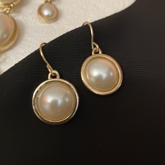 Set of the Draped Neckline Oval Faux Pearl and Earrings in Gold - Picture 2 of 4